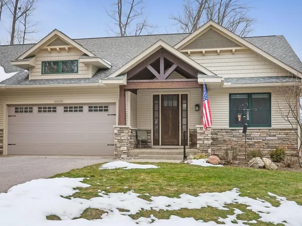 10029 E Sapphire Cir, Traverse City, MI 49684