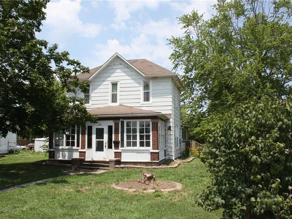 100 W 7th St, Saint Elmo, IL 62458