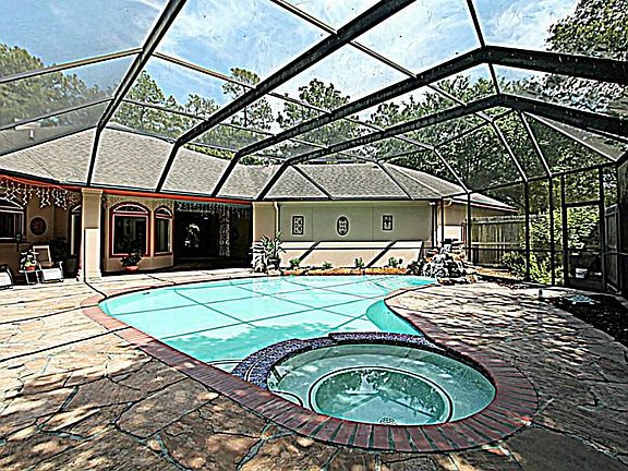 THE INDOOR-OUTDOOR ENTERTAINING AREAS MERGE TOGETHER IN PERFECT HARMONY WITH AN ENCLOSED POOL AND SP