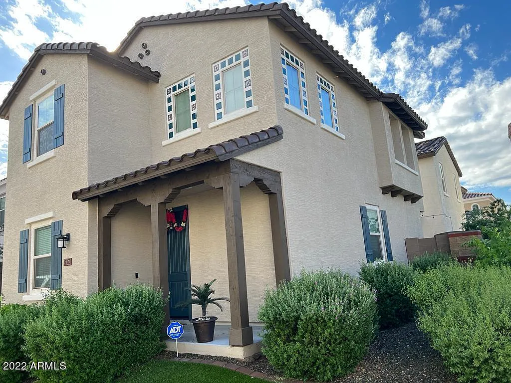 3 bed, 2.5 bath, 2196 sqft, $2,800 — Photo 1