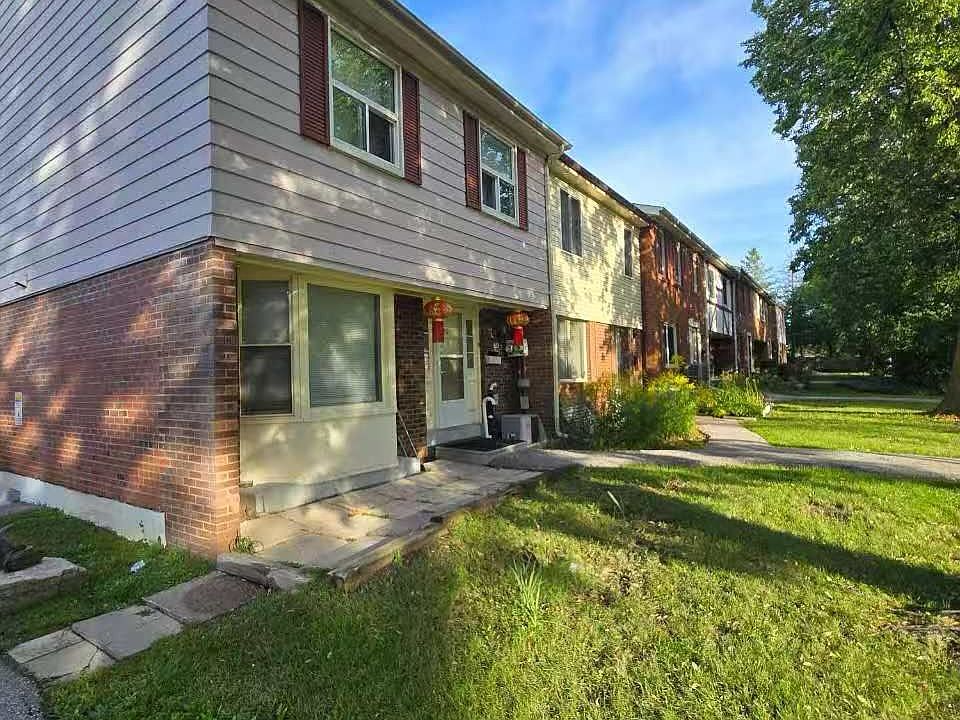 1st image of 1500 Sandhurst Cir #24