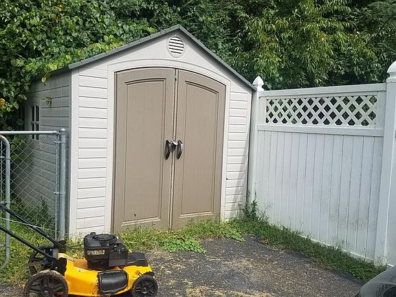 5th image of 1675 Edgewater Dr