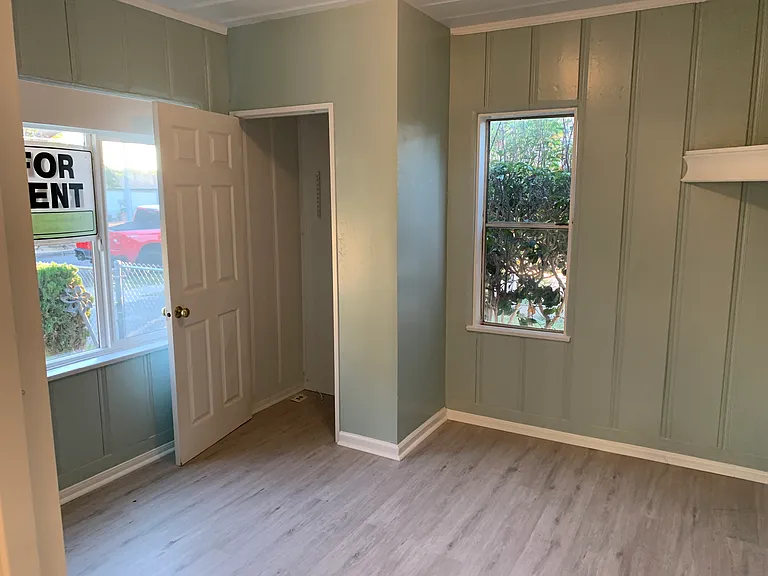 Front bedroom, great natural lighting.