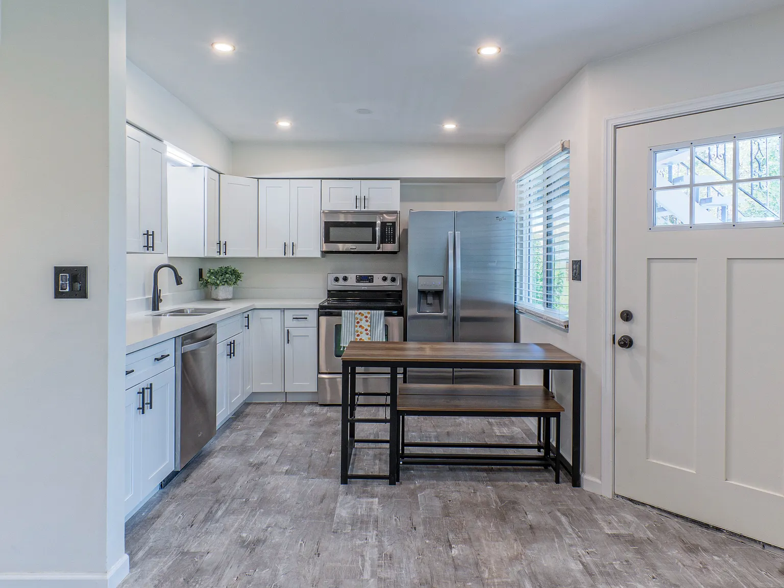1133 S Farmer Ave — Photo 3
