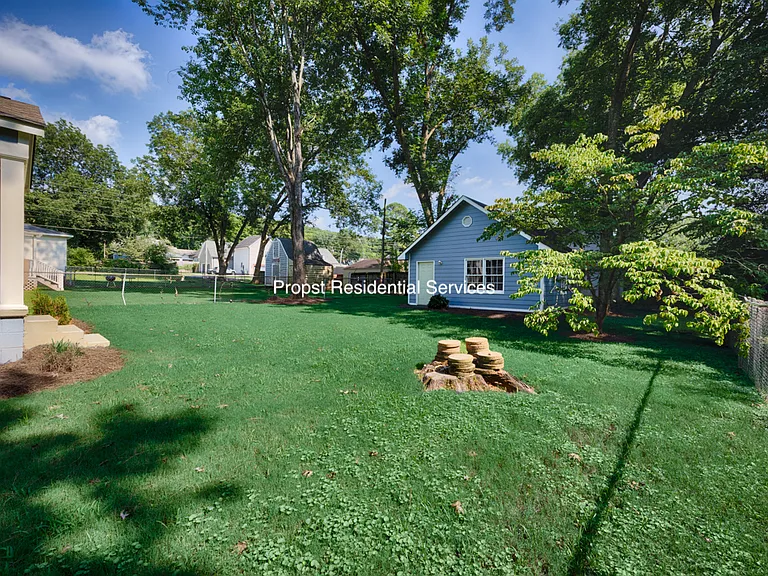 1616 McCullough Ave NE — Photo 5