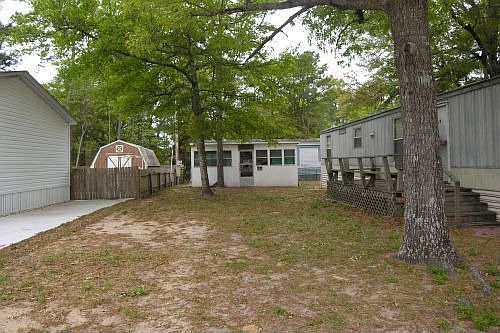 Large detached storage has water and electricity