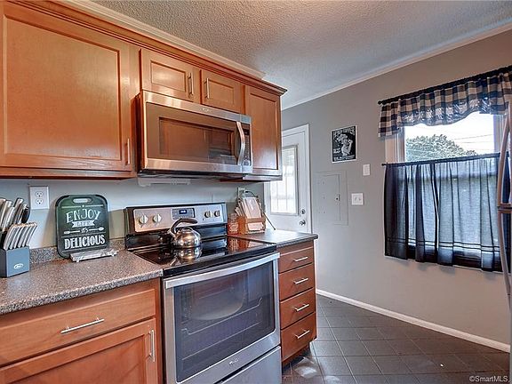 4th image of 41 Hockanum Dr