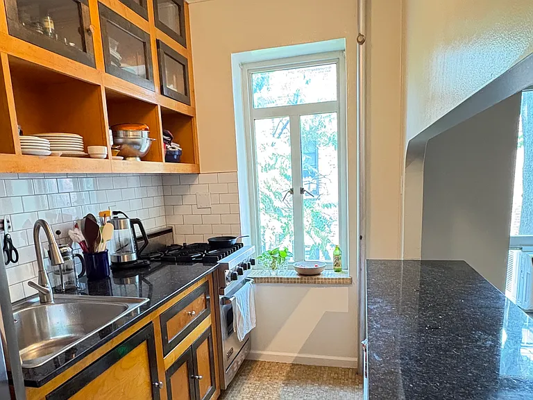 155 W 20th St #6K — Photo 6