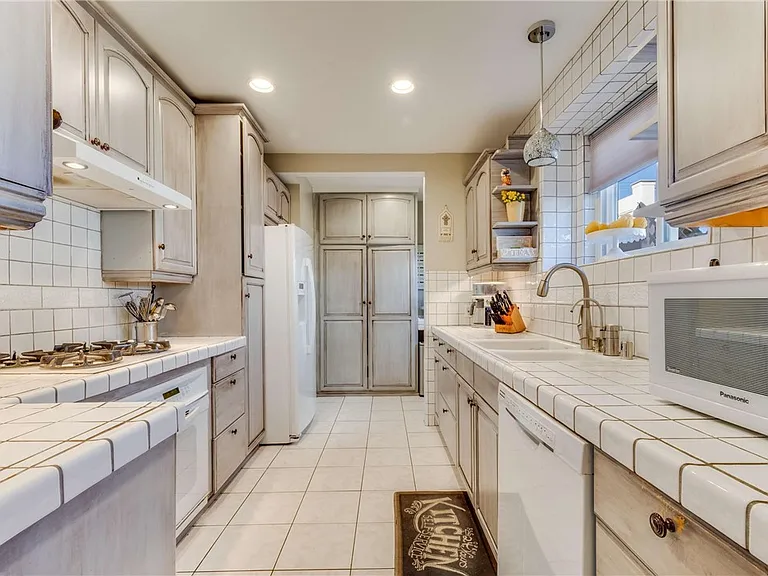 1911 N Fairview St — Photo 5