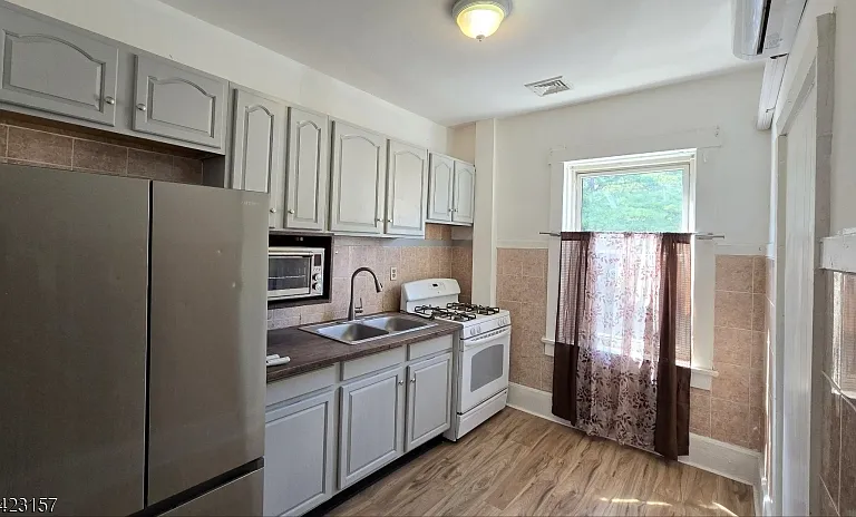 551 Franklin Ave #2R — Photo 6