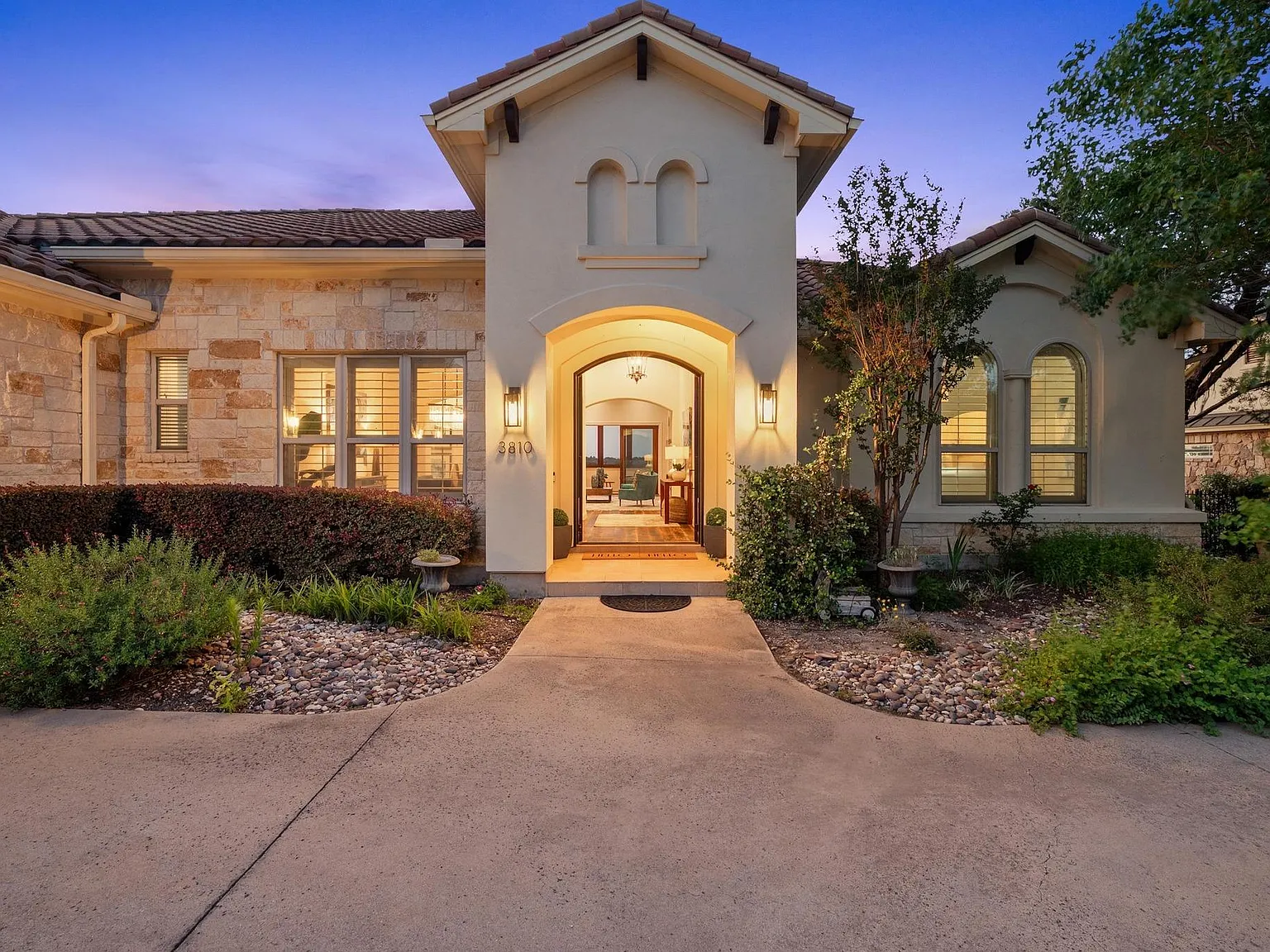 4 bed, 4.0 bath, 3854 sqft, $8,400 — Photo 2