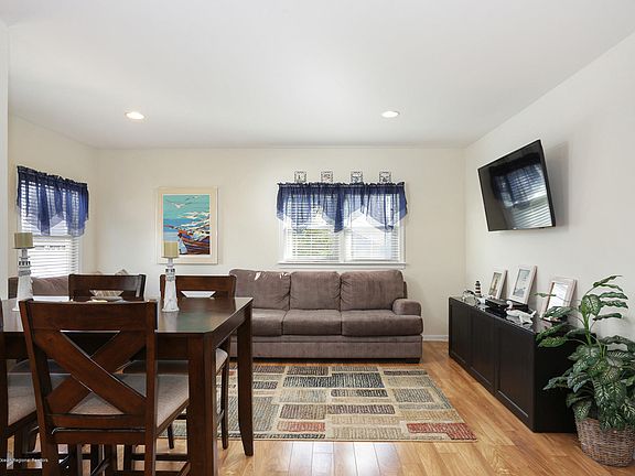 4th image of 425 Coolidge Ave #A