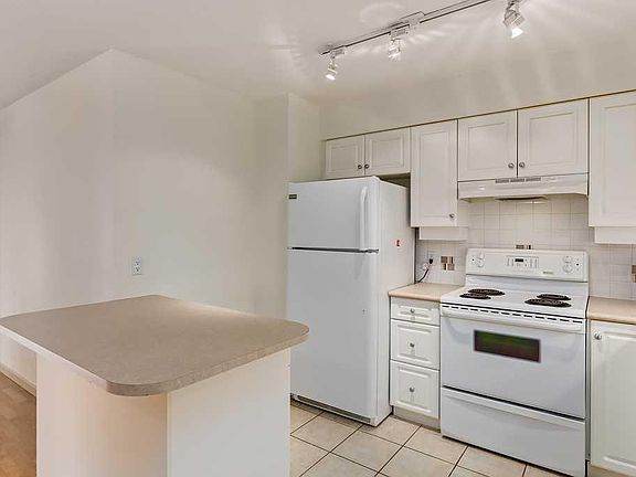 5th image of 650 NE 10th St SW #505