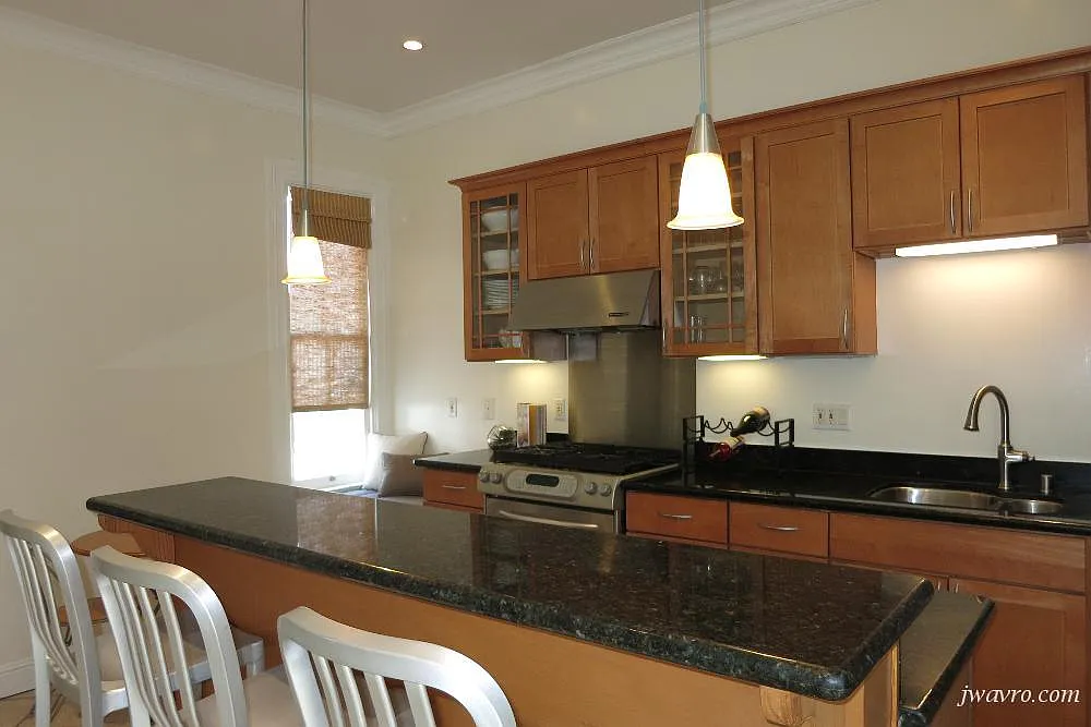 Large top floor condo. City Skyline Views! Private Deck! — Photo 3