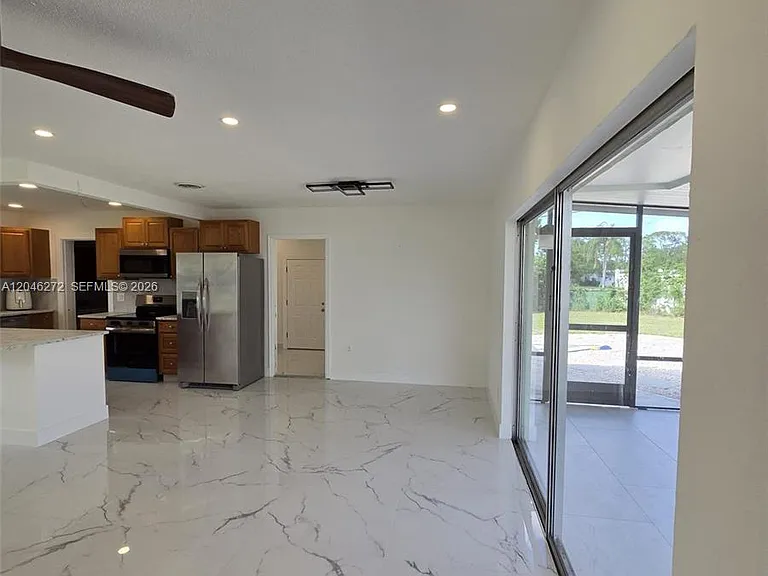 305 SE Airoso Blvd — Photo 11