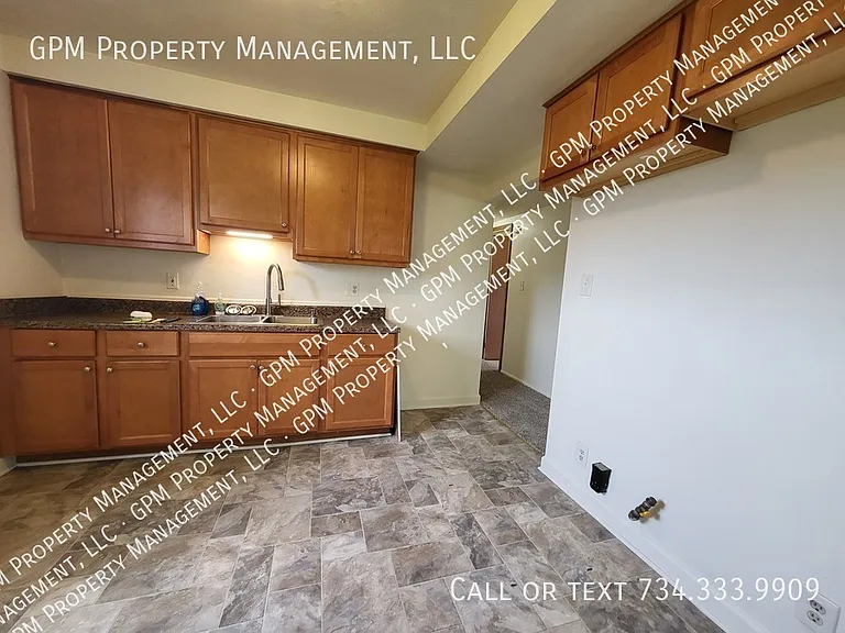 2036 Alberta St — Photo 7