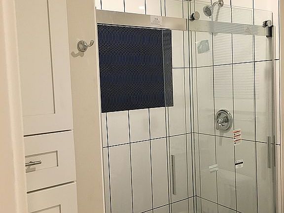 double sink bathroom - 1st 