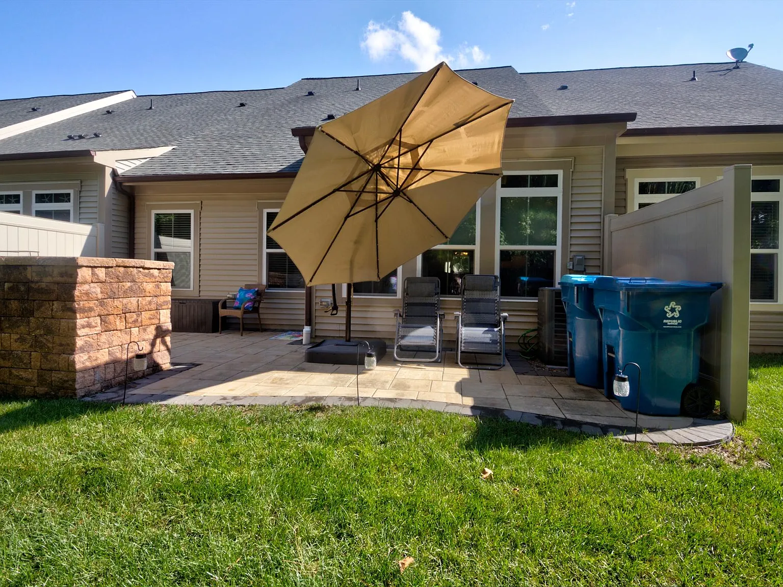 3 bed, 2.5 bath, 1860 sqft, $1,900 — Photo 2