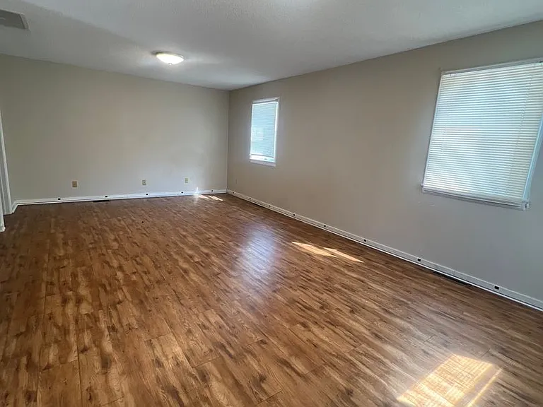 213 E Buford St — Photo 24