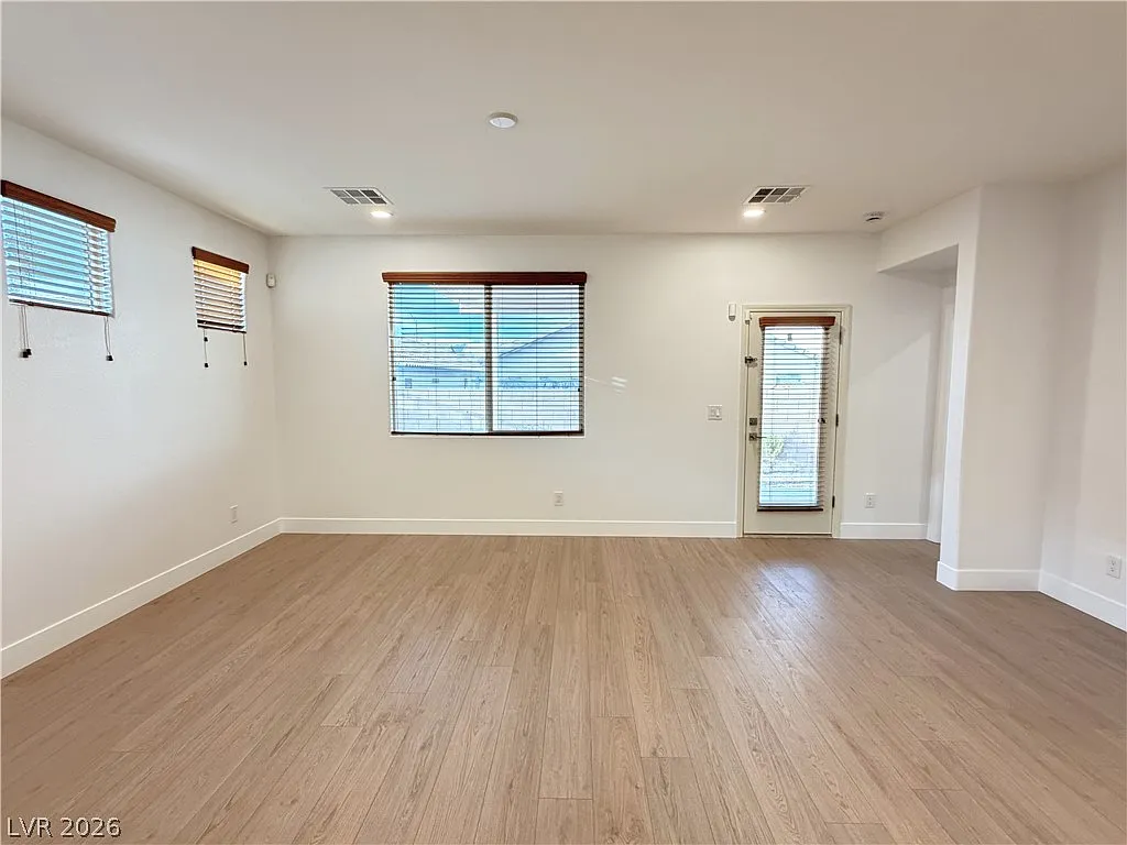 3 bed, 2.0 bath, 1484 sqft, $2,321 — Photo 4