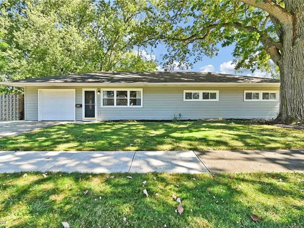 585 Woodmere Dr, Berea, OH 44017