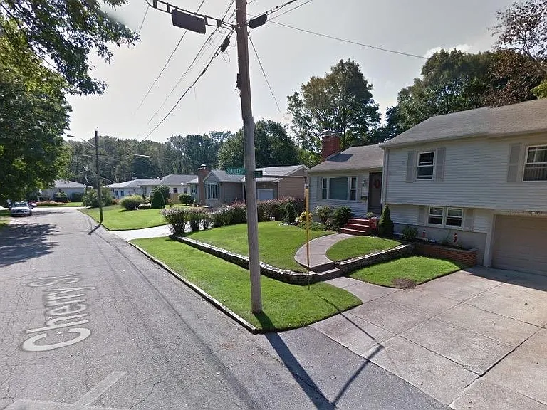 Cherry St — Photo 3