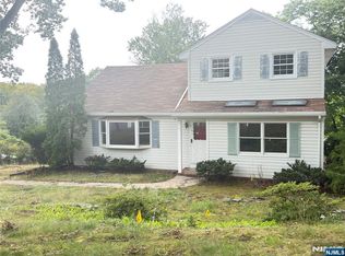 89 Circle Dr, Paramus, NJ 07652