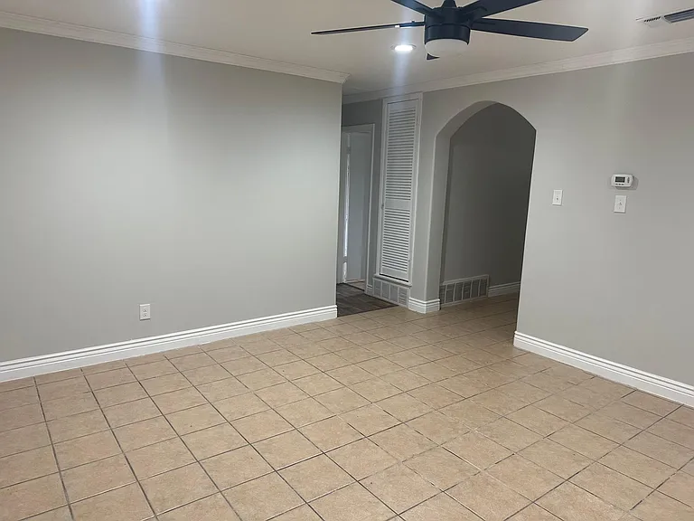 401 Rolling Hills Dr — Photo 5