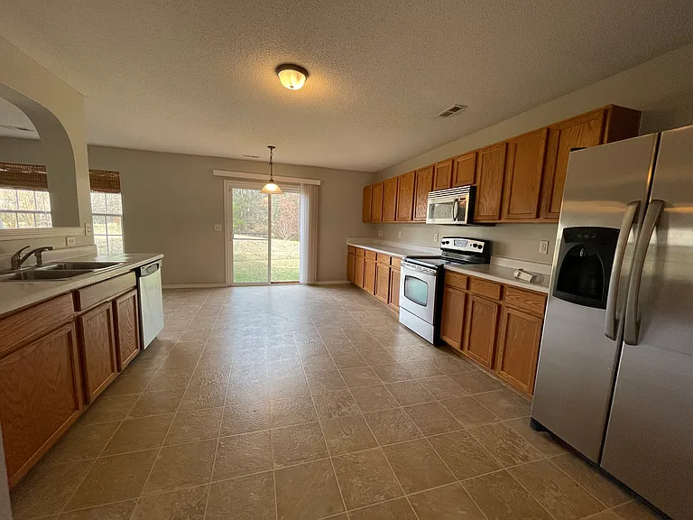5 Bellmore Ct — Photo 4