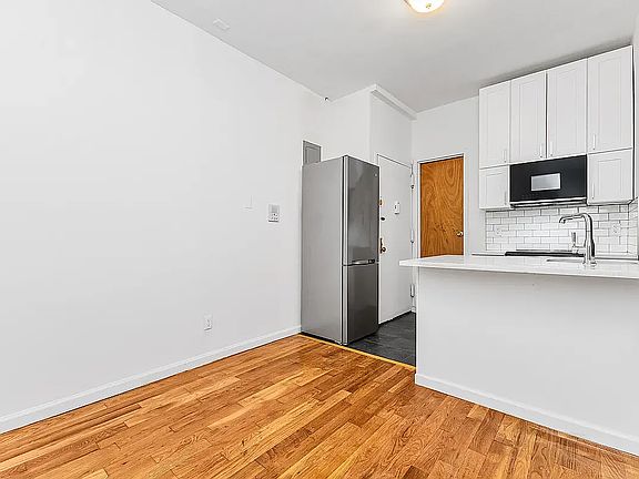 4th image of 25 Thompson St APT 2