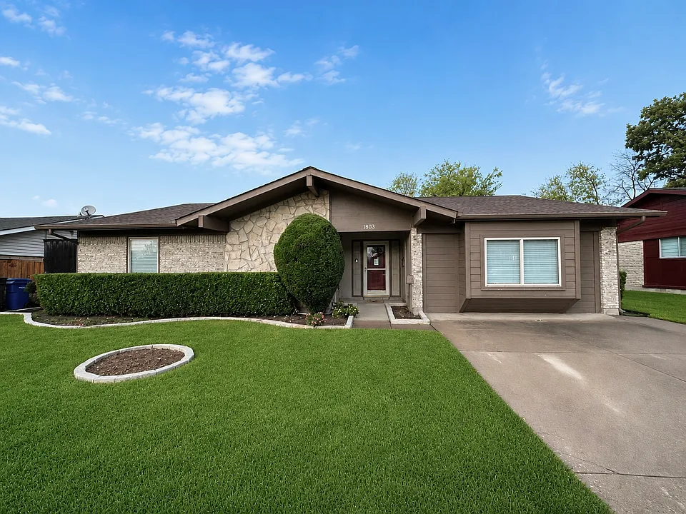 1803 Redbud Cir