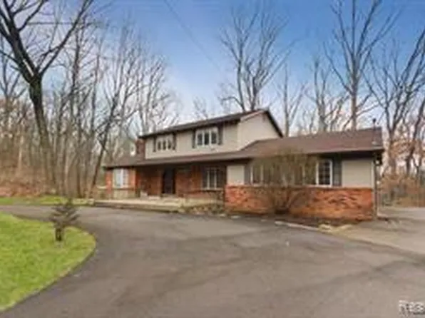 1144 Mower Rd, Pinckney, MI 48169