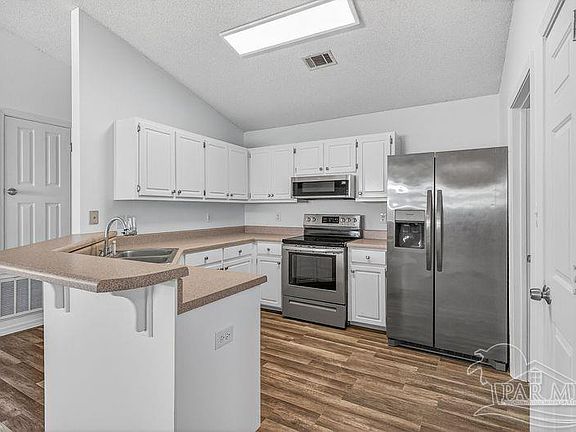 3rd image of 5014 Antoine Pl