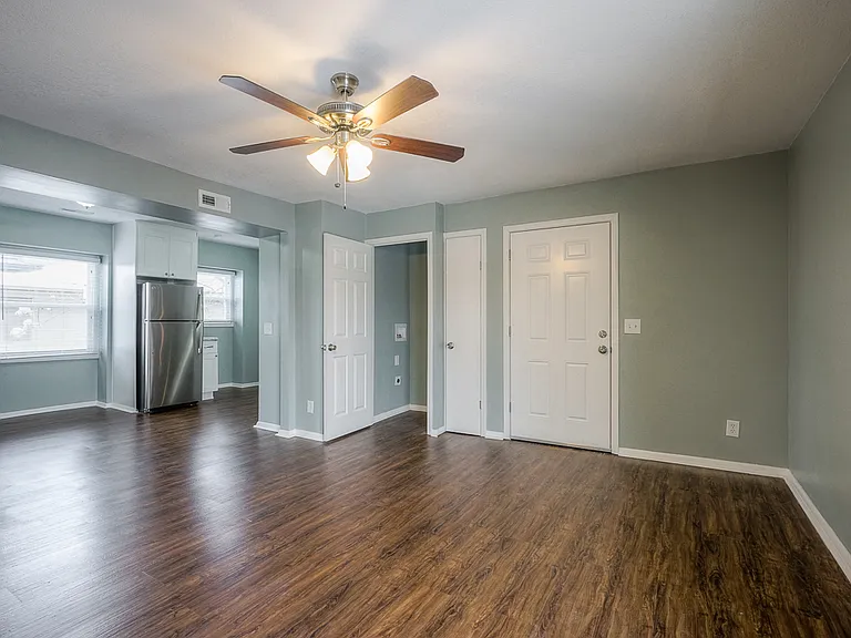 4115 & 4117 Warwick Blvd — Photo 3