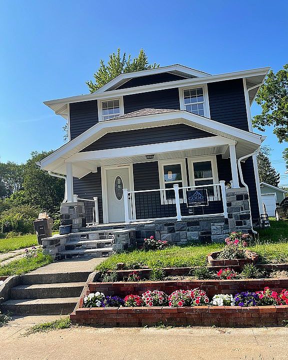 Front view of the house 