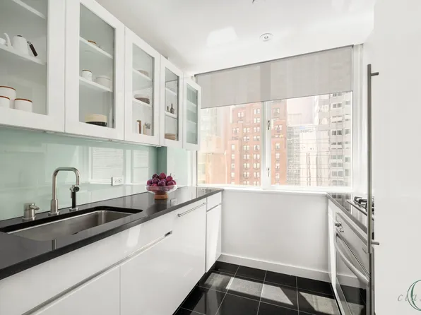 60 East 55th Street image 3 of 8
