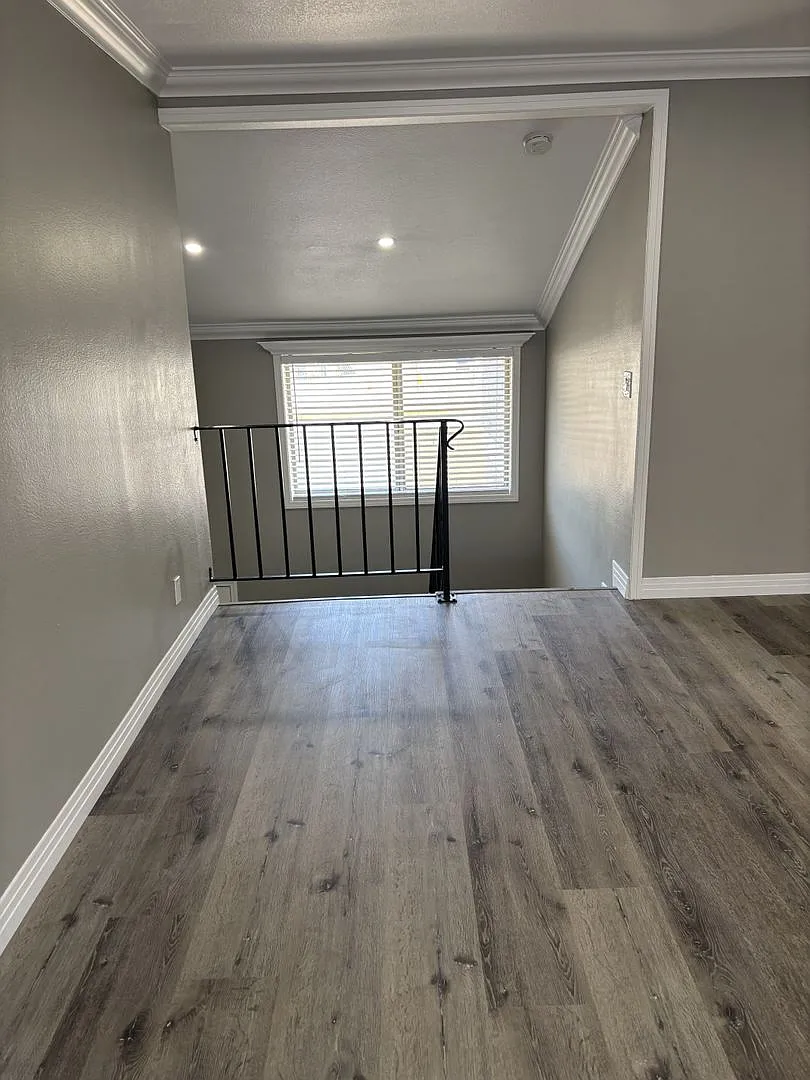 1015 Bennington St — Photo 3