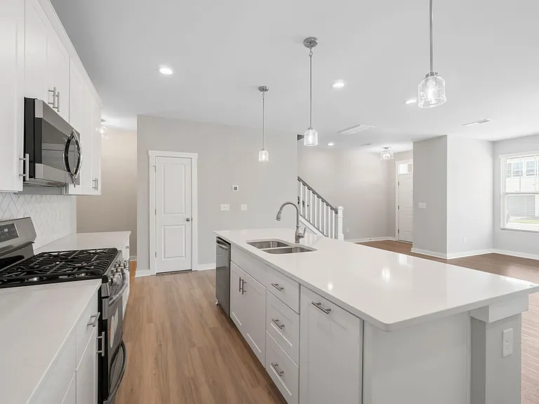 808 Lew St — Photo 16