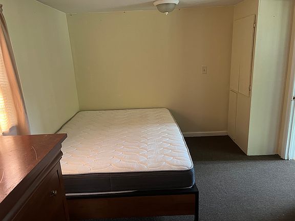 Bedroom with queen size bed