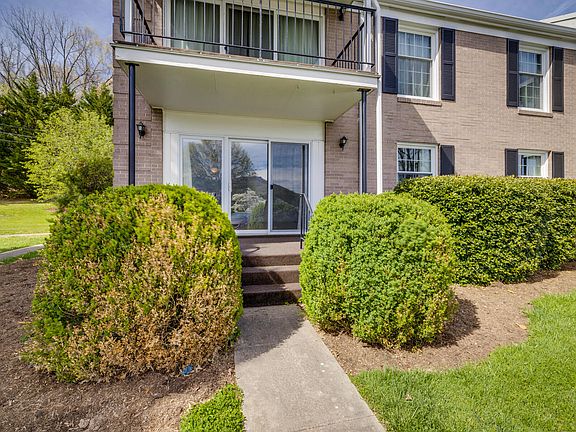 2nd image of 202 University Pkwy APT 2E