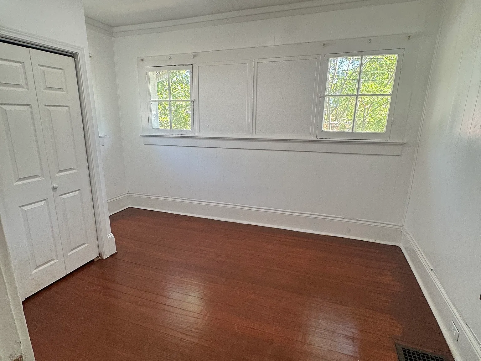 3 bed, 1.0 bath, 2550 sqft, $1,700 — Photo 2