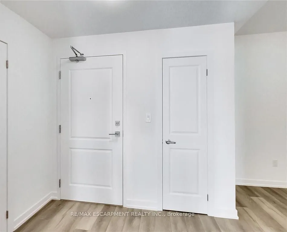 470 Dundas St E — Photo 2