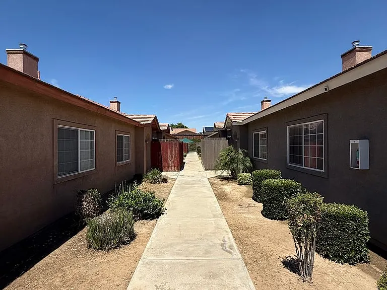 Yellow Meadow Ct 548 — Photo 2