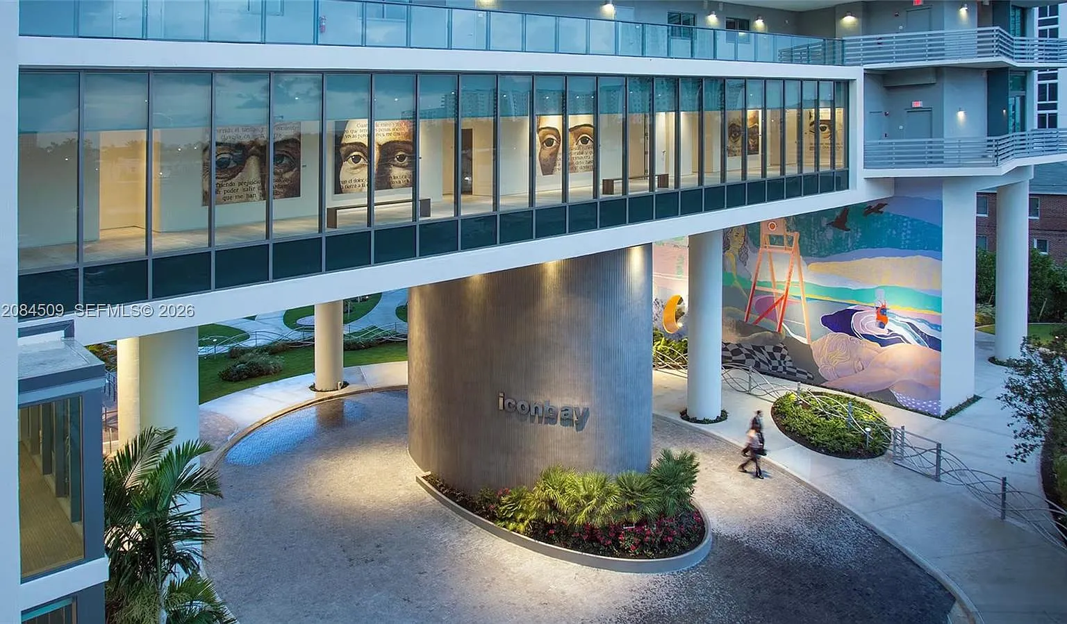 Icon Bay Condo — Photo 3