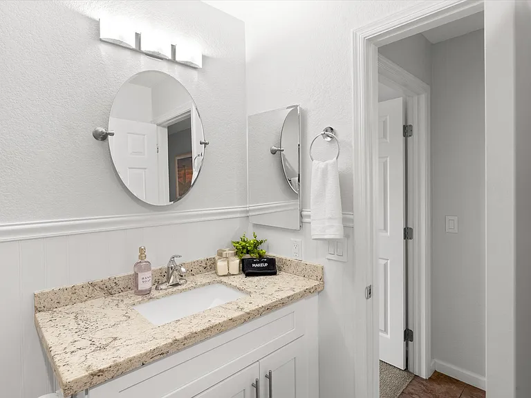 4019 E Taro Ln — Photo 2