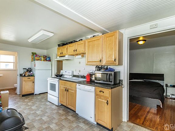 4th image of 444 James St