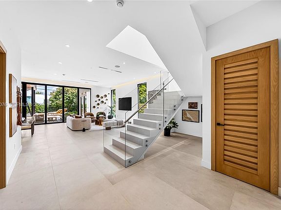 5th image of 609 SW 24th Rd