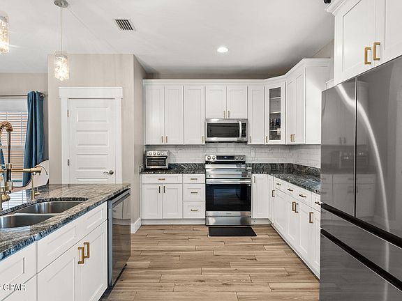 3rd image of 408 Paradise Blvd