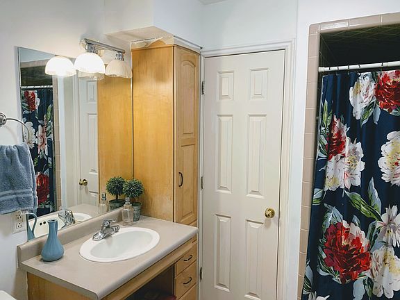 Handicap accessible main bath