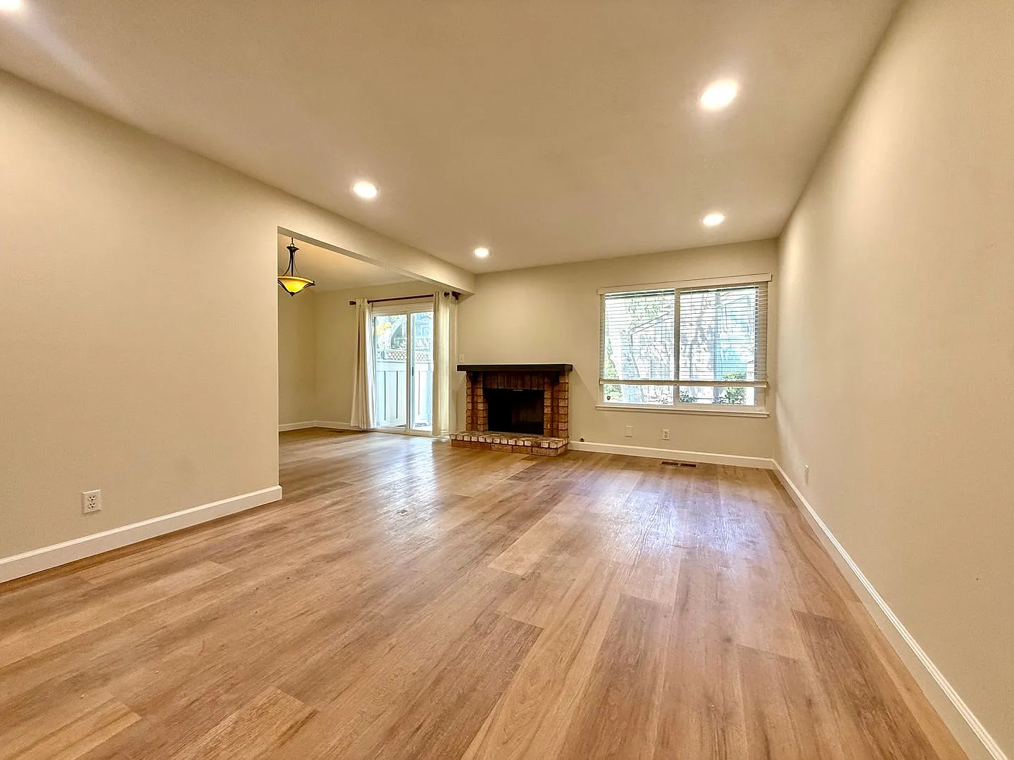 Beautiful 3 Bedroom Los Gatos Town Home | 2 Car Garage | Community Pool — Photo 4